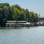 Captains Danube Houseboat - דירה *